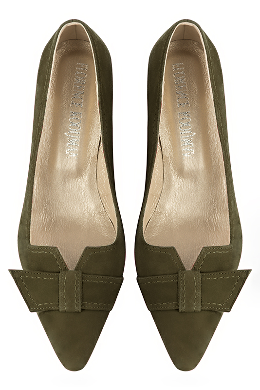 Khaki green women's dress pumps, with a knot on the front. Tapered toe. Medium flare heels. Top view - Florence KOOIJMAN